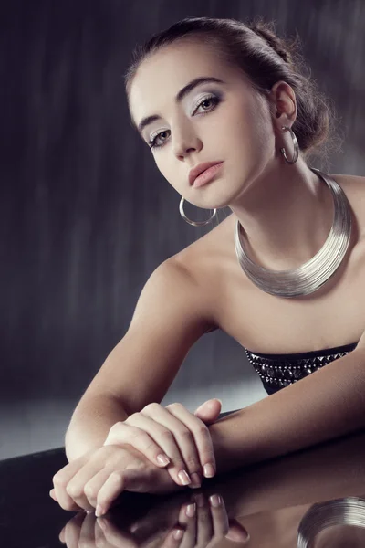 Brunette vrouw met juwelen — Stockfoto