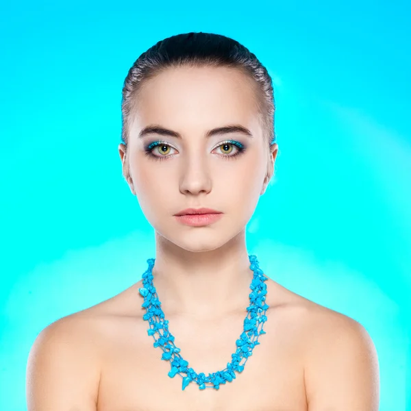 Portrét ženy s náhrdelníkem — Stock fotografie