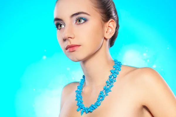 Kvinna porträtt med halsband — Stockfoto