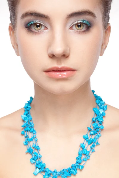 Kvinna porträtt med blå halsband — Stockfoto