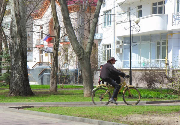모자에 젊은 남자는 자전거 타기 — 스톡 사진