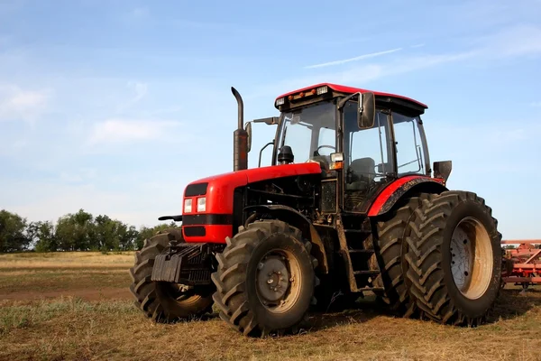 Barevná fotografie červený traktor — Stock fotografie