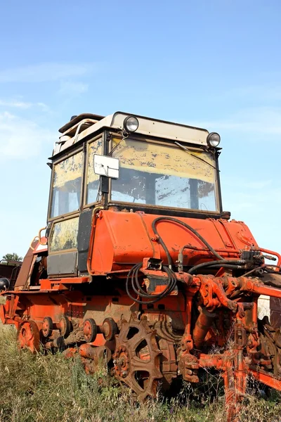 Уничтоженный трактор — стоковое фото
