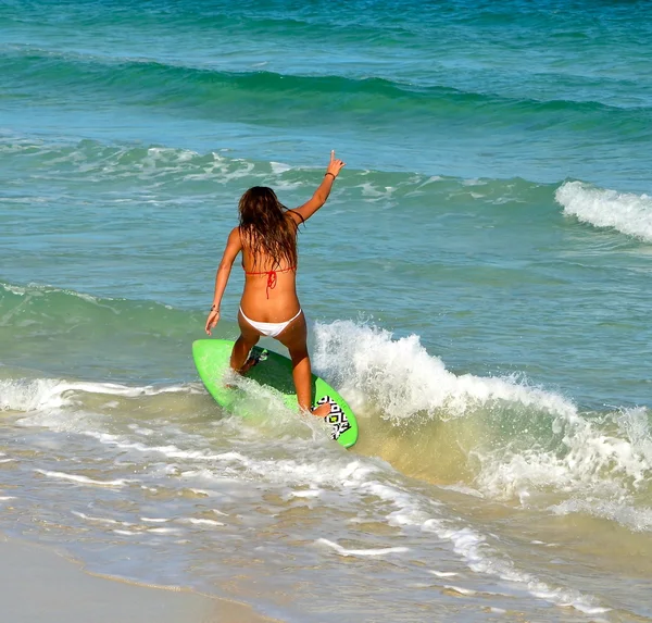 Seksowny surfer — Zdjęcie stockowe