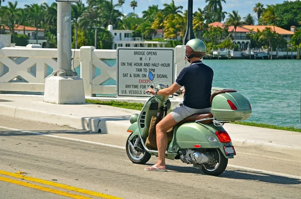 Homme sur un scooter à moteur — Photo