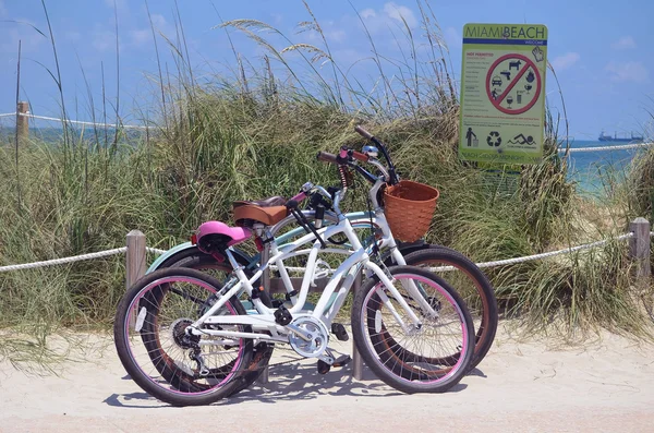 Zaparkowane rowery w punkt dostępu do plaży — Zdjęcie stockowe