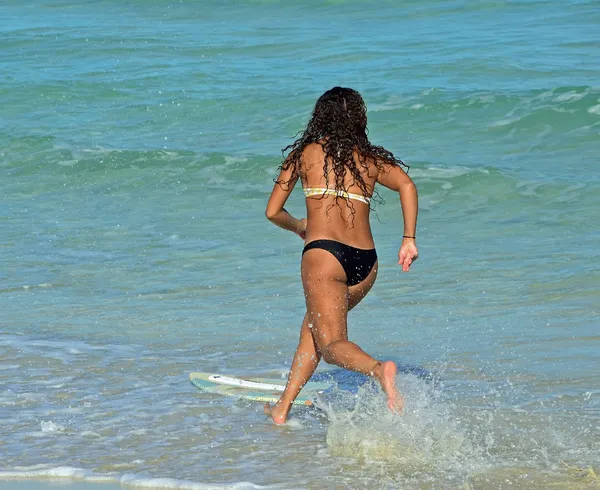 Nastoletnie skimboard surfer — Zdjęcie stockowe