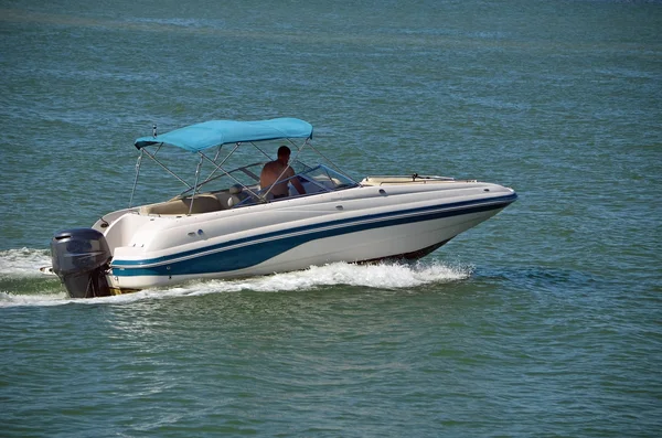 Barco a motor com tela azul-turquesa Canopy — Fotografia de Stock