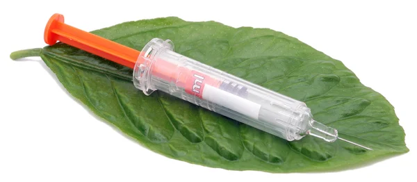 Syringe and green leaf. — Stock Photo, Image
