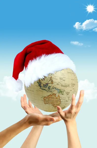 Globus mit Weihnachtsmütze — Stockfoto