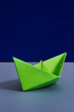 yeşil kağıt tekne