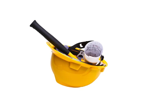 Un cappello rigido giallo con martello su bianco — Foto Stock