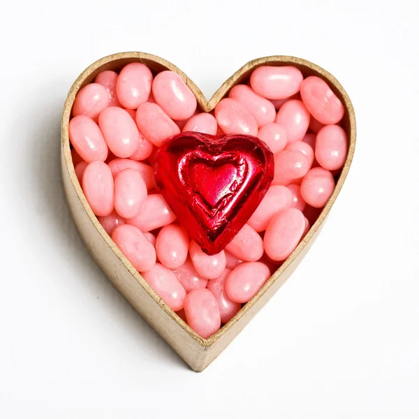 Cukierki wewnątrz serca — Zdjęcie stockowe