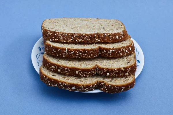Pan rebanado en el plato — Foto de Stock