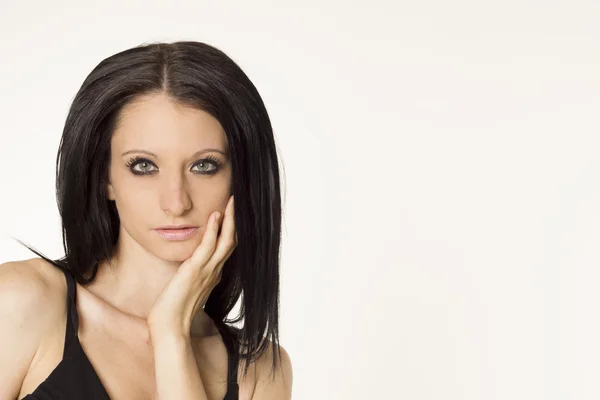 Nero capelli bella donna ritratto su sfondo bianco isolato — Foto Stock