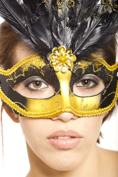 Красивий жіночий портрет в жовтій венеціанській масці на білому ізольовані — стокове фото