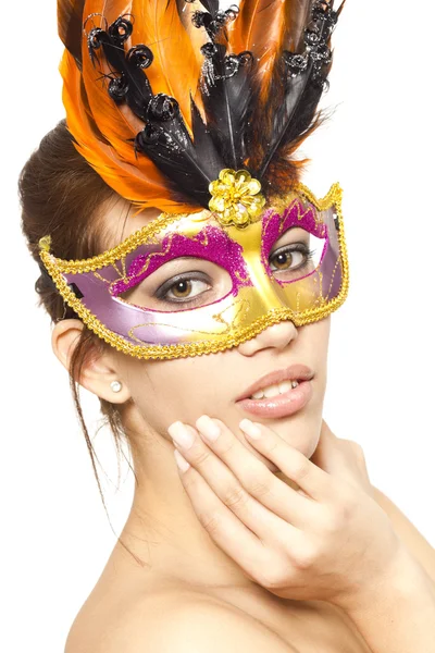 白い背景と分離カーニバル マスクの若い美しい女性 — ストック写真
