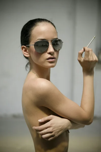 Vacker sexig kvinna röka i solglasögon — Stockfoto