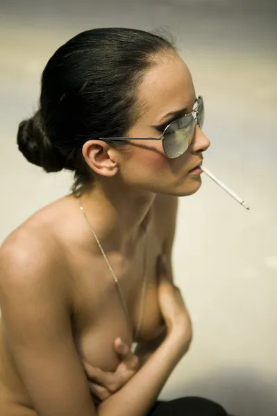 美丽性感的女人吸烟的太阳镜 — 图库照片
