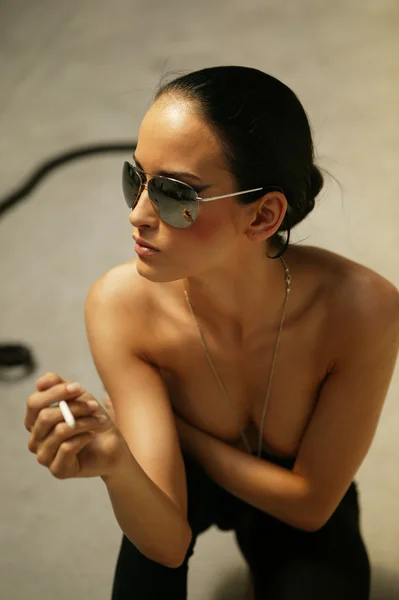 Piękne sexy kobieta palenia w okulary — Zdjęcie stockowe