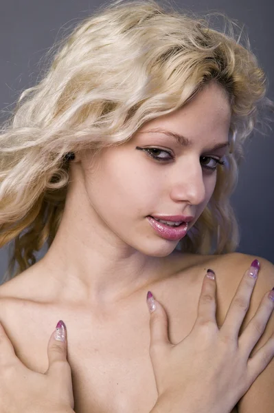 Sexy junge blonde Frau in verführerischer Pose in einem Studio — Stockfoto