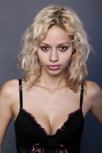 Sexy blonde vrouw in zwarte korset — Stockfoto