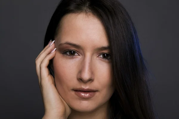 Krásná bruneta žena portrét na šedém pozadí izolované — Stock fotografie