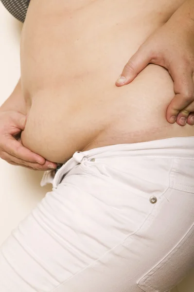 Mulher gorda segurando seu estômago no fundo isolado branco — Fotografia de Stock