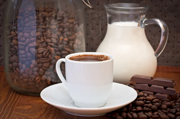 fincan kahve, süt ve çikolata