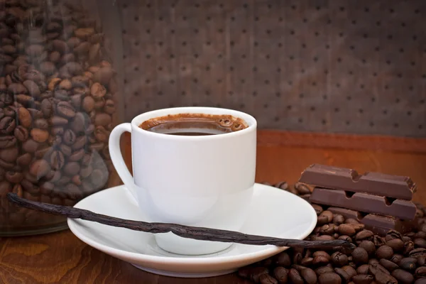 Xícara de café, feijão de baunilha e chocolate — Fotografia de Stock