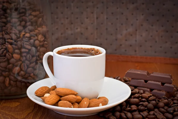 Xícara de café, amêndoas e chocolate — Fotografia de Stock