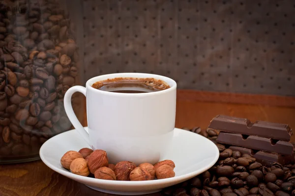 Xícara de café, avelã e chocolate — Fotografia de Stock