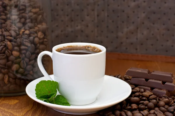 Cup of coffee, mint and chocolate — Stock Photo, Image
