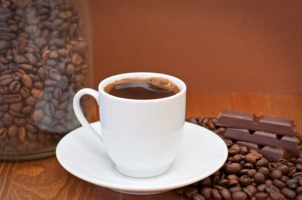 Bir fincan kahve ve çikolata.