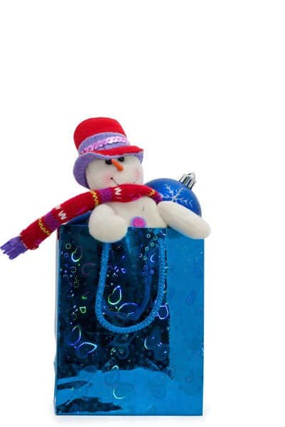 Muñeco de nieve y decoraciones de Navidad en una bolsa de regalo —  Fotos de Stock