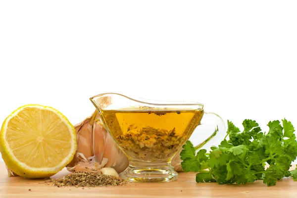 Aderezo para ensaladas con aceite de oliva, ajo y limón — Foto de Stock