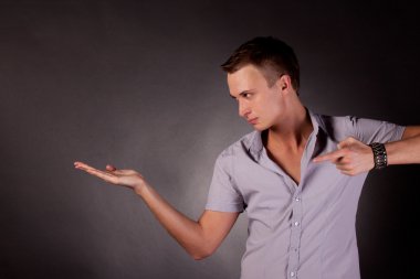 adam gösterir. el üstünde tutar.