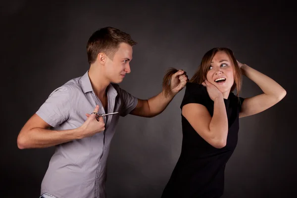 Чоловічий перукар маніяк, знущається над жінкою — стокове фото