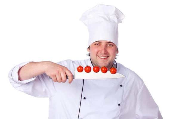 Los hombres cocinan. tomates cherry cortados en el cuchillo — Foto de Stock