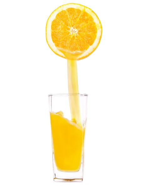 Para llenar, vierta un vaso de jugo, naranja — Foto de Stock