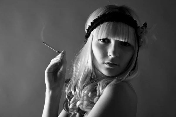 Fotografia in bianco e nero di una ragazza — Foto Stock