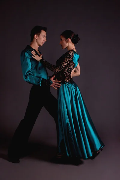 Tänzer vor schwarzem Hintergrund — Stockfoto