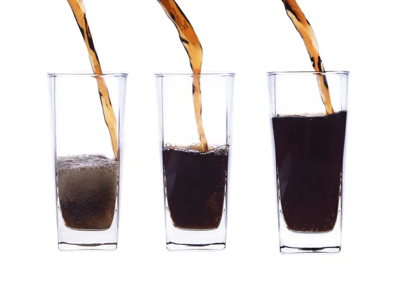 Pour, vul een glas cola — Stockfoto