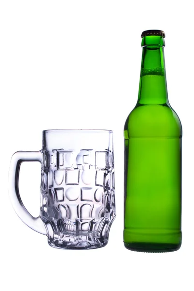 En flaska öl och en tom öl mugg — Stockfoto