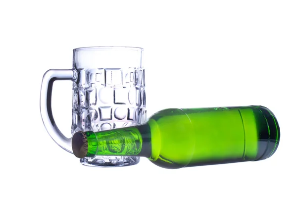 Una bottiglia di birra e una tazza di birra vuota — Foto Stock