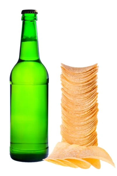 En flaska öl och chips — Stockfoto