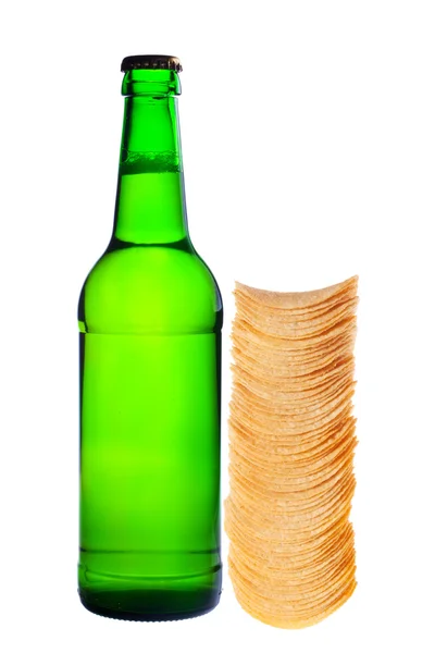 Бутылка пива с чипсами — стоковое фото