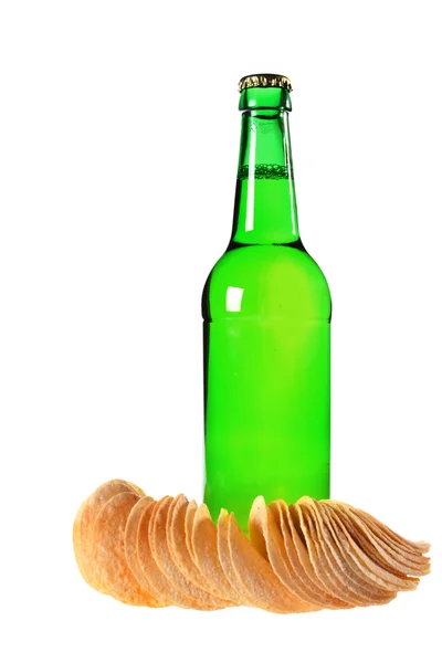 En flaska öl och chips — Stockfoto