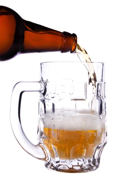 Bir bardak bira dökmek — Stok fotoğraf