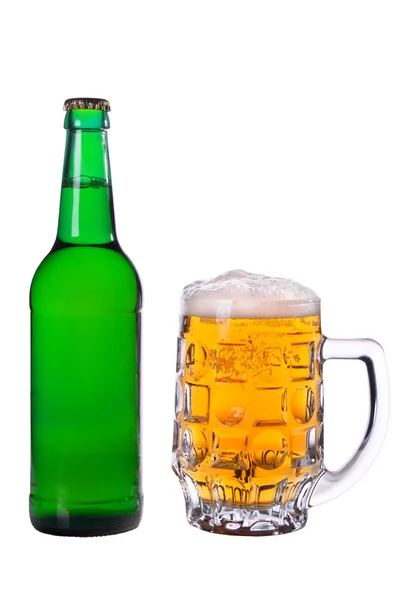 Bir bardak bira, bir şişe bira — Stok fotoğraf